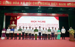 15 cá nhân có thành tích xuất sắc trong công tác xử lý vi phạm đất đai tại các điểm tập kết vật liệu xây dựng ven sông Hồng thuộc thôn Đại Độ được UBND xã Thiên Lộc khen thưởng đột xuất