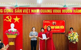 Chi bộ Trường Tiểu học Hoàng Diệu kết nạp đảng viên mới và công nhận đảng viên chính thức