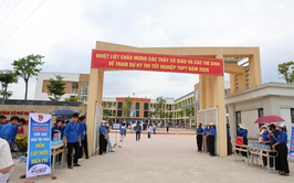 Chiều 10/6, các thí sinh dự Kỳ thi tốt nghiệp THPT năm 2026 tại Điểm thi Trường THCS Trung Hòa, xã Phú Nghĩa đến làm thủ tục dự thi