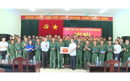 Phúc Lộc thăm, tặng quà động viên chiến sỹ mới tại Trung đoàn Bộ binh cơ giới 102