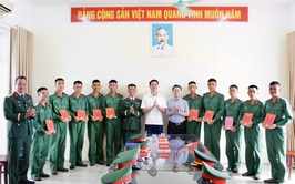 Lãnh đạo Phường Phú Thượng dự lễ tuyên thệ chiến sĩ mới năm 2026 tại Lữ đoàn Pháo binh 45 thuộc Bộ Tư lệnh Pháo binh - Tên lửa