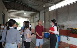 Ban Văn hóa – Xã hội Hội đồng nhân dân xã Phú Nghĩa khảo sát thực tế các cơ sở giết mổ gia súc, gia cầm trên địa bàn xã