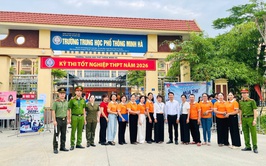 Ấm áp chương trình” Suất cơm tình nguyện – tiếp sức mùa thi” tại Điểm thi Trường THPT Minh Hà