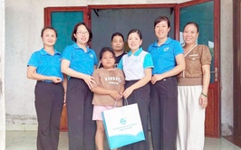 Hội LHPN xã: tặng 10 suất quà cho trẻ em hoàn cảnh khó khăn