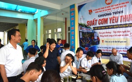 ỨNG HOÀ: HƠN 1.000 SUẤT CƠM YÊU THƯƠNG TIẾP SỨC SĨ TỬ TRONG KỲ THI TỐT NGHIỆP THPT NĂM 2026