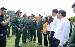 Phường Thanh Xuân tổ chức thăm, động viên và tặng quà chiến sĩ mới năm 2026