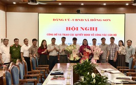 Xã Hồng Sơn công bố và trao các quyết định về công tác cán bộ