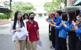 Phụ huynh nghẹn ngào, sĩ tử hào hứng lên lịch 