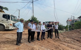 Lãnh đạo UBND xã Phù Đổng kiểm tra tiến độ thực hiện các dự án trên địa bàn xã