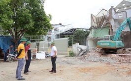 Phú Nghĩa huy động tối đa nhân lực, máy móc khẩn trương phá dỡ công trình, đẩy nhanh tiến độ giải phóng mặt bằng Dự án cải tạo, nâng cấp Quốc lộ 6
