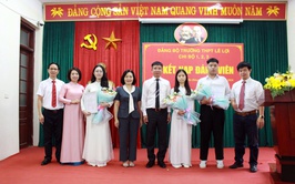 Đảng bộ Trường THPT Lê Lợi kết nạp 9 đảng viên mới