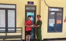 Công an xã Vĩnh Thanh trao trả tài sản đánh rơi, lan tỏa việc làm đẹp