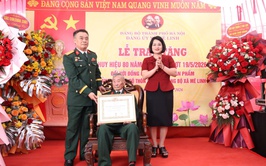 Đảng ủy xã Mê Linh trao tặng Huy hiệu 80 năm tuổi Đảng tại nhà riêng cho đảng viên Nguyễn Nhân Phẩm