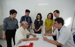 Xã Đan Phượng khám, tư vấn sức khỏe và tặng quà cho người có công với cách mạng.