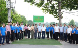 Hội nông dân xã Bát Tràng gắn biển công trình 