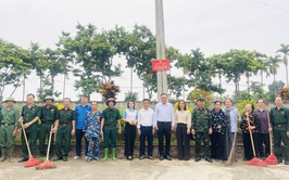 Ra quân vệ sinh môi trường, gắn biển công trình 