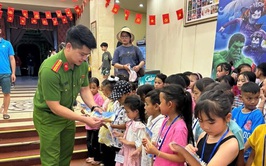 Công anh Phường Ô Chợ Dừa: Lan tỏa yêu thương, chấp cánh những nụ cười tuổi thơ