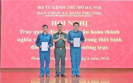 Xã Đoài Phương trao quyết định công nhận hoàn thành nghĩa vụ quân sự trong thời bình cho 2 đồng chí dân quân thường trực