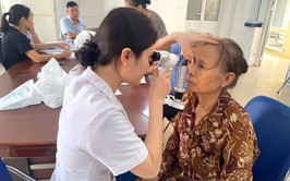 Nhiều người dân tham gia khám, sàng lọc các bệnh về mắt tại xã Bát Tràng