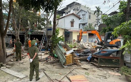 Phường Long Biên tổ chức thực hiện cưỡng chế buộc khắc phục hậu quả vi phạm về đất đai, trật tự xây dựng