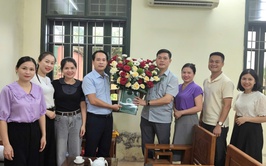 Lãnh đạo xã Đoài Phương chúc mừng Tổ Thông tin tuyên truyền nhân kỷ niệm 101 năm Ngày Báo chí Cách mạng Việt Nam