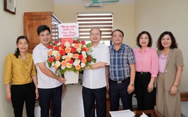 Các đồng chí lãnh đạo xã chúc mừng Trung tâm Dịch vụ tổng hợp nhân kỷ niệm 101 năm Ngày Báo chí Cách mạng Việt Nam