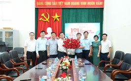 Lãnh đạo xã Bát Tràng thăm, chúc mừng Trung tâm Dịch vụ tổng hợp nhân Ngày báo chí Cách mạng Việt Nam