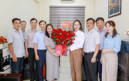 Lãnh đạo phường Dương Nội thăm, chúc mừng Trung tâm Văn hoá - Thông tin và Thể thao phường nhân kỷ niệm 101 năm Ngày Báo chí cách mạng Việt Nam