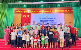 HỘI CHỮ THẬP ĐỎ XÃ NỘI BÀI TRAO 32 SUẤT QUÀ 
NHÂN 