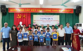 Hội Khuyến học thành phố trao quà cho học sinh có hoàn cảnh khó khăn vươn lên trong học tập