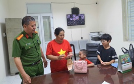 Phường Nghĩa Đô kịp thời hỗ trợ tìm người thân cho bé đi lạc