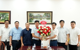 Lãnh đạo xã thăm, chúc mừng Trung tâm Dịch vụ Tổng hợp xã nhân ngày Báo chí cách mạng Việt Nam
