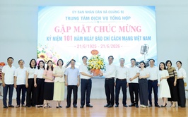 Lãnh đạo xã Quảng Bị tặng hoa chúc mừng Trung tâm Dịch vụ tổng hợp xã nhân kỷ niệm 101 năm Ngày Báo chí Cách mạng Việt Nam