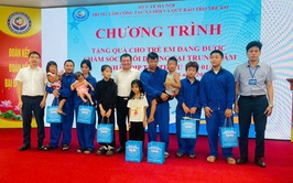 Tặng quà cho trẻ em đang được chăm sóc, nuôi dưỡng tại Trung tâm Công tác xã hội và Quỹ Bảo trợ trẻ em Hà Nội dịp ngày Quốc tế thiếu nhi 01/6