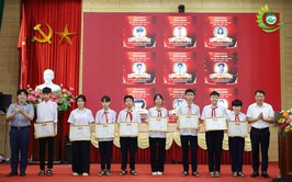 Xã Phú Cát tuyên dương, khen thưởng 43 học sinh tiêu biểu và vinh danh 21 giáo viên có thành tích trong công tác bồi dưỡng học sinh đạt thành tích cao năm học 2025 – 2026