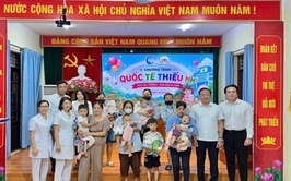 Gần 80 bệnh nhi đang điều trị nội trú tại Bệnh viện đa khoa Hoài Đức đã được nhận quà nhân dịp Tết thiếu nhi 1/6
