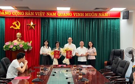 ĐẢNG ỦY PHƯỜNG CẦU GIẤY TỔ CHỨC HỘI NGHỊ CÔNG BỐ VÀ TRAO QUYẾT ĐỊNH VỀ CÔNG TÁC CÁN BỘ