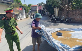 Tuyên truyền về việc không phơi thóc, rơm rạ trên đường giao thông