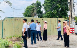 THƯỜNG TRỰC HĐND XÃ GIÁM SÁT CÔNG TÁC BẢO VỆ MÔI TRƯỜNG, QUẢN LÝ TRẬT TỰ ĐÔ THỊ TẠI KHU VỰC THƯỢNG CỐC, LONG XUYÊN
