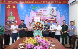 Các đồng chí lãnh đạo xã Hòa Phú tặng hoa chúc mừng ngày báo chí cách mạng Việt Nam 21/6