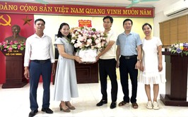 LÃNH ĐẠO ĐẢNG UỶ - HĐND - UBND - UBMTTQ XÃ KIM ANH CHÚC MỪNG TRUNG TÂM DỊCH VỤ TỔNG HỢP NHÂN 101 NĂM NGÀY BÁO CHÍ CÁCH MẠNG VIỆT NAM.