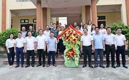 Lãnh đạo xã Xuân Mai chúc mừng Trung tâm Dịch vụ tổng hợp nhân kỷ niệm 101 năm Ngày Báo chí Cách mạng Việt Nam