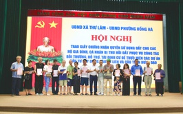 PHƯỜNG HỒNG HÀ PHỐI HỢP TỔ CHỨC TRAO GIẤY CHỨNG NHẬN QUYỀN SỬ DỤNG ĐẤT CHO CÁC HỘ DÂN TÁI ĐỊNH CƯ PHỤC VỤ DỰ ÁN TRỌNG ĐIỂM CỦA THÀNH PHỐ