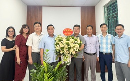 Đồng chí Chủ tịch UBND xã Trần Thanh Hoài chúc mừng Trung tâm Dịch vụ tổng hợp xã nhân ngày Báo chí cách mạng Việt Nam
