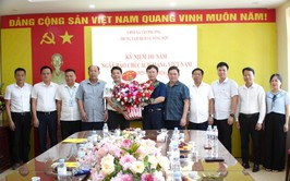 Lãnh đạo xã Tây Phương thăm, chúc mừng Trung tâm Dịch vụ Tổng hợp xã nhân kỷ niệm 101 năm Ngày Báo chí Cách mạng Việt Nam.