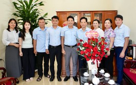 Ủy ban MTTQ Việt Nam xã, Công an xã Tây Phương thăm, chúc mừng Trung tâm Dịch vụ Tổng hợp xã nhân kỷ niệm 101 năm Ngày Báo chí Cách mạng Việt Nam (21/6/1925 - 21/6/2026)