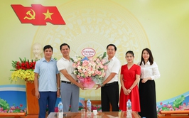 Lãnh đạo xã Suối Hai thăm, chúc mừng Trung tâm Dịch vụ tổng hợp nhân kỷ niệm 101 năm ngày BCCM Việt Nam
