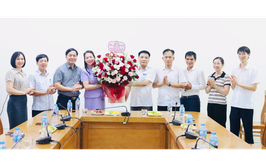 Lãnh đạo xã Vật Lại tặng hoa chúc mừng Trung tâm Dịch vụ Tổng hợp xã nhân kỷ niệm 101 năm Ngày báo chí cách mạng Việt Nam (21/6/1925 - 21/6/2026)