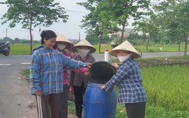 Xã Vật Lại trang bị thùng thu gom chai lọ, vỏ thuốc bảo vệ thực vật trên các cánh đồng