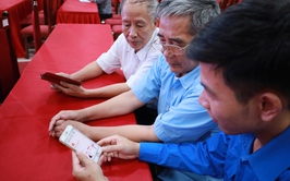 Đoàn Thanh niên Cộng sản Hồ Chí Minh xã Minh Châu tổ chức tuyên truyền, hướng dẫn Nhân dân cài đặt ứng dụng 